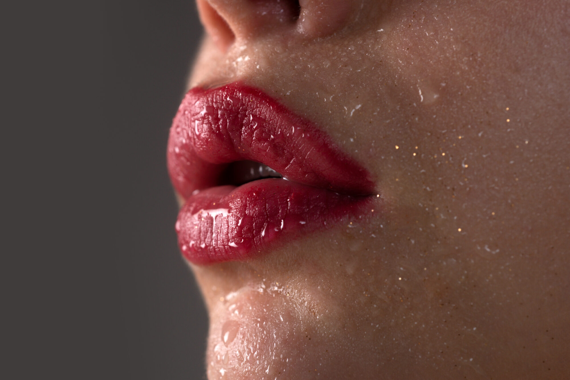 Closeup of woman healthy lips. Cosmetology injections. Beauty plastic. Lip augmentation. FAQ sur les injections d'acide hyaluronique en Médecine Esthétique Clinique Rivoli Massena 3