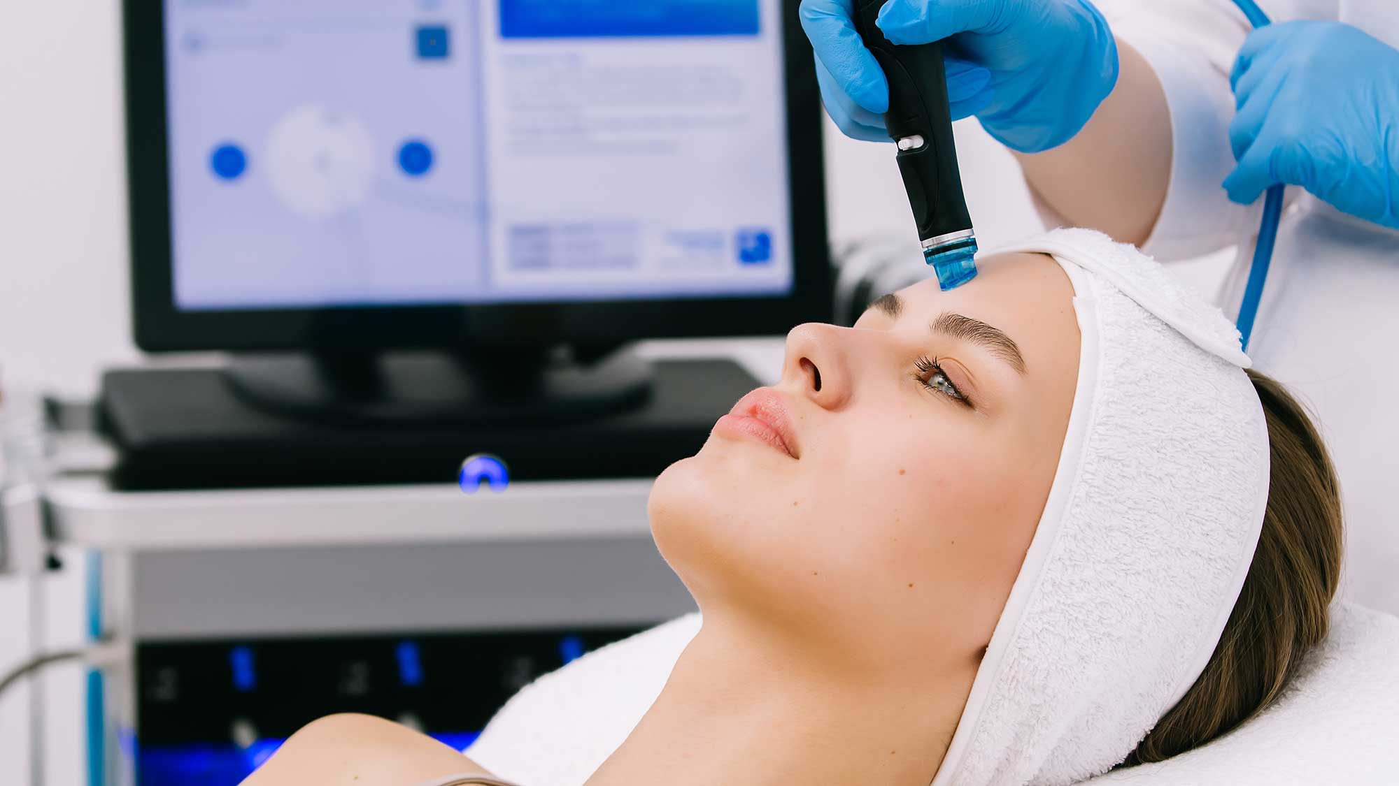 Application du soin Hydrafacial à la Clinique Rivoli Strasbourg