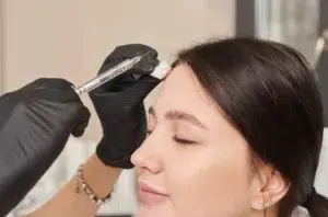Injections d’Acide Hyaluronique pour le Comblement des Tempes Strasbourg